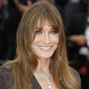 Carla Bruni à la montée des marches du film "Les Amandiers (Forever Young)" lors du 75ème Festival International du Film de Cannes, le 22 mai 2022. © imageSPACE via Zuma Press/Bestimage