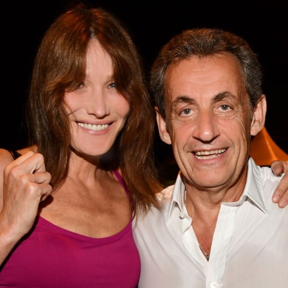 Carla Bruni-Sarkozy pose avec son mari Nicolas Sarkozy après son concert lors du 58e festival "Jazz à Juan" à Juan-les-Pins le 17 juillet 2018. © Bruno Bebert/Bestimage