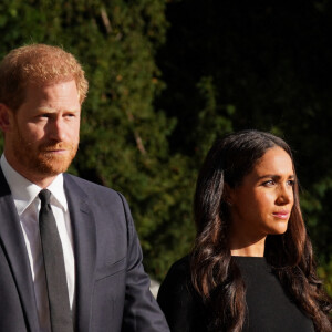 Le prince Harry, duc de Sussex et Meghan Markle, duchesse de Sussex à la rencontre de la foule devant le château de Windsor, suite au décès de la reine Elisabeth II d'Angleterre. Le 10 septembre 2022 