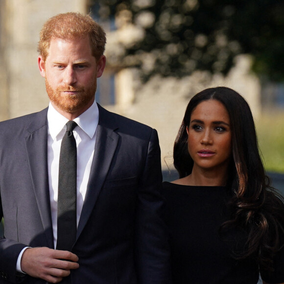 Le prince Harry, duc de Sussex et Meghan Markle, duchesse de Sussex à la rencontre de la foule devant le château de Windsor, suite au décès de la reine Elisabeth II d'Angleterre.