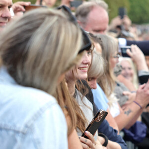 Meghan Markle, duchesse de Sussex à la rencontre de la foule devant le château de Windsor, suite au décès de la reine Elisabeth II d'Angleterre. Le 10 septembre 2022 