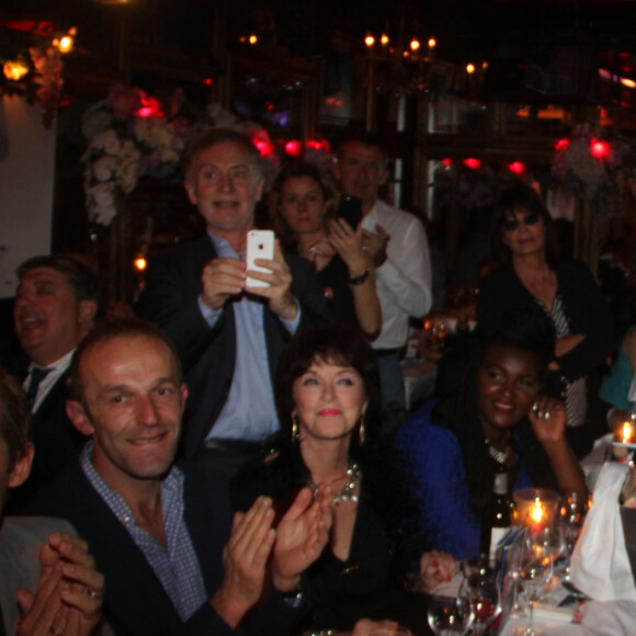 Anny Duperey, Alain Delon et Jean-Paul Belmondo - Michou fête ses 85 ans et les 60 ans de son cabaret à Paris, le 20 juin 2016. © Philippe Baldini / Bestimage