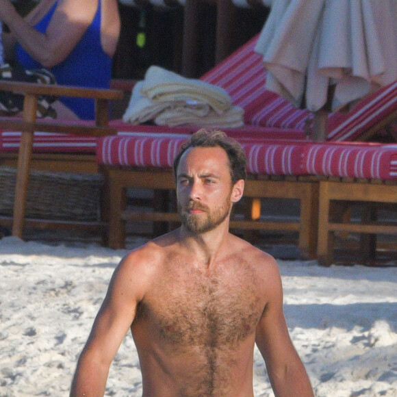 James Middleton et sa fiancée Alizée Thévenet sont en vacances sur la plage de l'hôtel Eden Rock à Saint Barthélémy le 4 janvier 2020. 