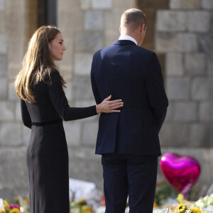 Le prince de Galles William, la princesse de Galles Kate Catherine Middleton à la rencontre de la foule devant le château de Windsor, suite au décès de la reine Elisabeth II d'Angleterre. Le 10 septembre 2022 