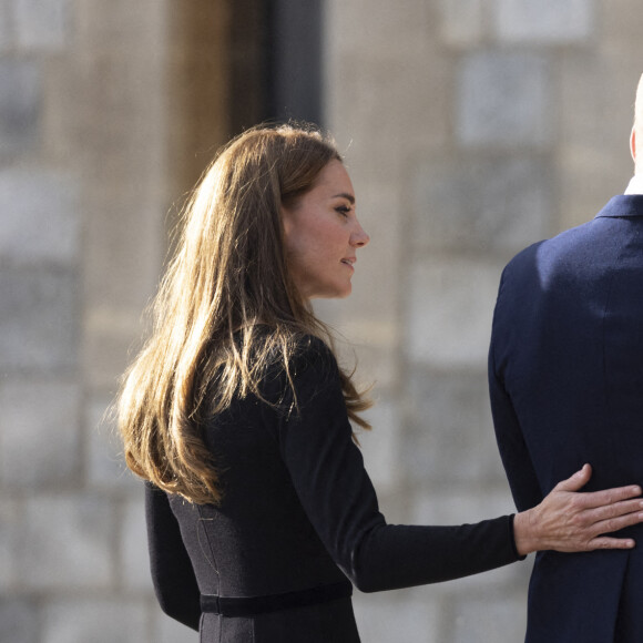 Le prince de Galles William, la princesse de Galles Kate Catherine Middleton à la rencontre de la foule devant le château de Windsor, suite au décès de la reine Elisabeth II d'Angleterre. Le 10 septembre 2022 