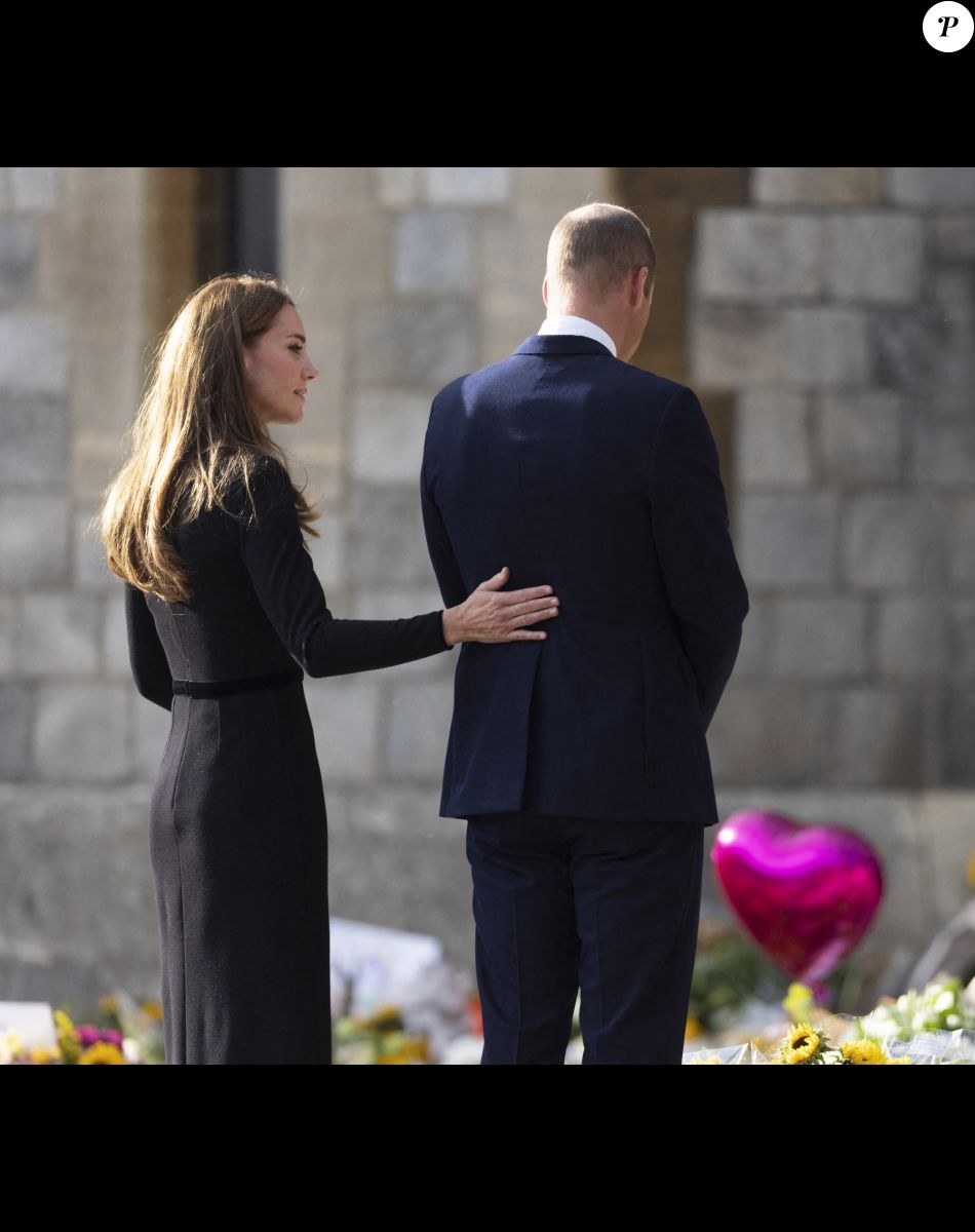 Le prince de Galles William, la princesse de Galles Kate Catherine Middleton à la rencontre de la foule devant le château de Windsor, suite au décès de la reine Elisabeth II d'Angleterre. Le 10 septembre 2022