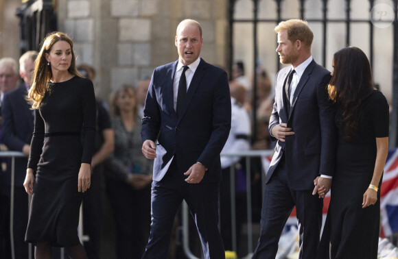 Le prince de Galles William, la princesse de Galles Kate Catherine Middleton, le prince Harry, duc de Sussex, Meghan Markle, duchesse de Sussex à la rencontre de la foule devant le château de Windsor, suite au décès de la reine Elisabeth II d'Angleterre. Le 10 septembre 2022.