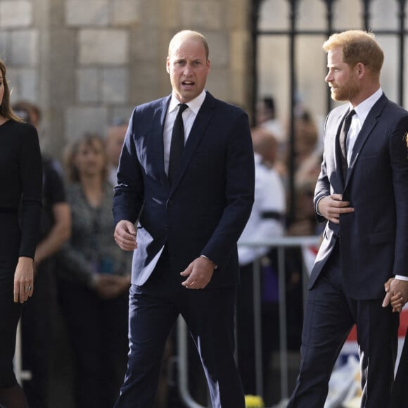 Le prince de Galles William, la princesse de Galles Kate Catherine Middleton, le prince Harry, duc de Sussex, Meghan Markle, duchesse de Sussex à la rencontre de la foule devant le château de Windsor, suite au décès de la reine Elisabeth II d'Angleterre. Le 10 septembre 2022.