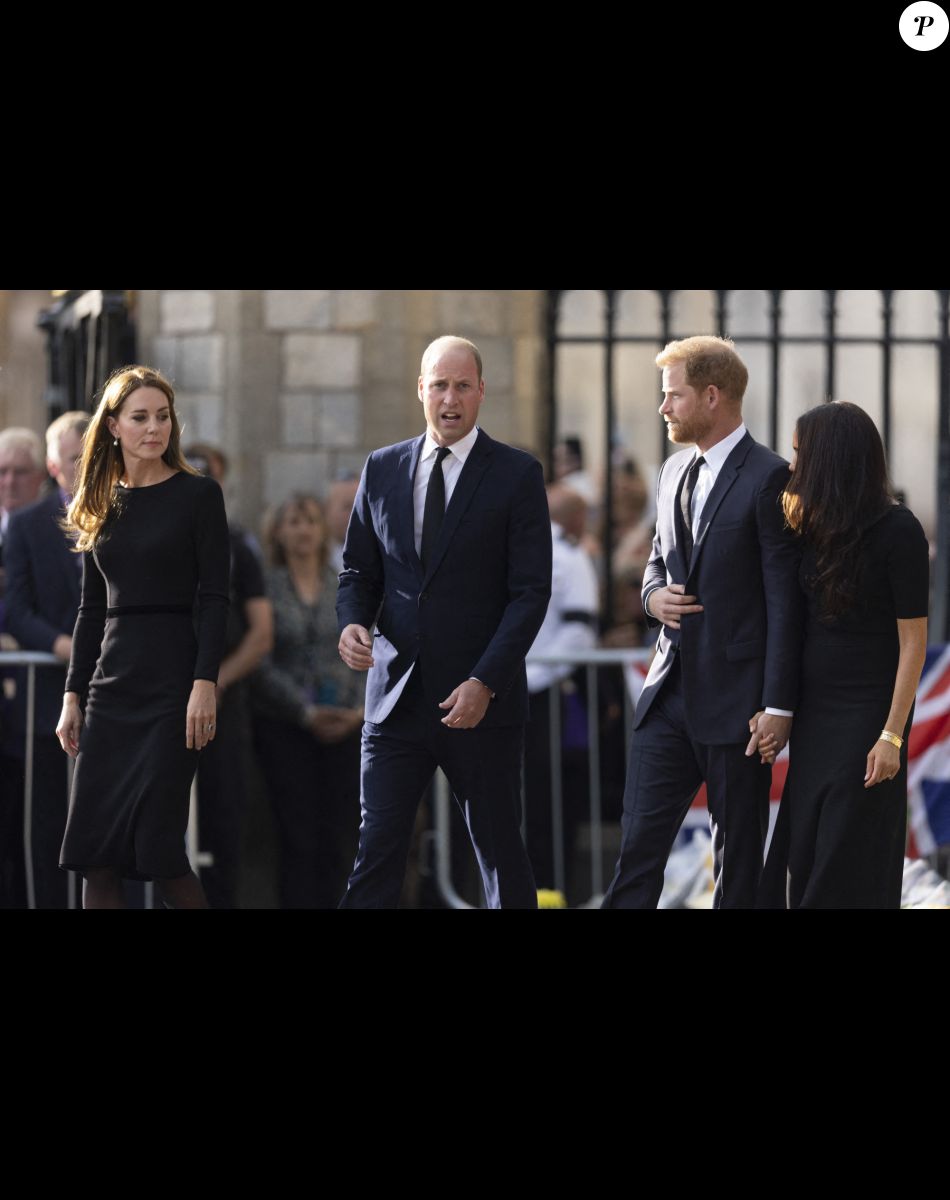 Le prince de Galles William, la princesse de Galles Kate Catherine Middleton, le prince Harry, duc de Sussex, Meghan Markle, duchesse de Sussex à la rencontre de la foule devant le château de Windsor, suite au décès de la reine Elisabeth II d'Angleterre. Le 10 septembre 2022.