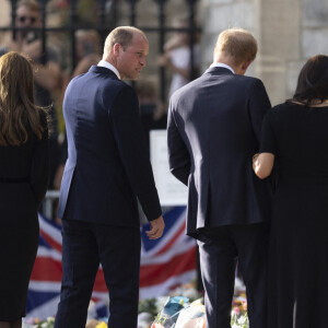 Le prince de Galles William, la princesse de Galles Kate Catherine Middleton, le prince Harry, duc de Sussex, Meghan Markle, duchesse de Sussex à la rencontre de la foule devant le château de Windsor, suite au décès de la reine Elisabeth II d'Angleterre. Le 10 septembre 2022.