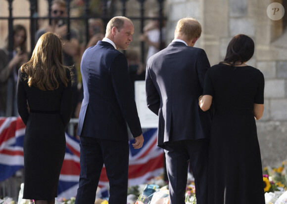 Le prince de Galles William, la princesse de Galles Kate Catherine Middleton, le prince Harry, duc de Sussex, Meghan Markle, duchesse de Sussex à la rencontre de la foule devant le château de Windsor, suite au décès de la reine Elisabeth II d'Angleterre. Le 10 septembre 2022.