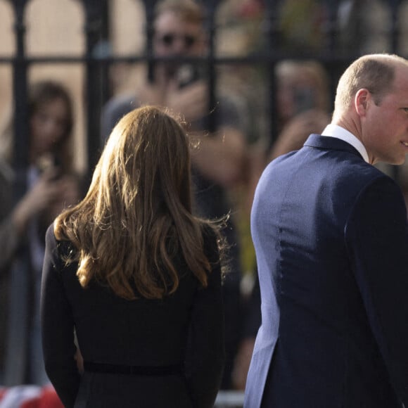 Le prince de Galles William, la princesse de Galles Kate Catherine Middleton, le prince Harry, duc de Sussex, Meghan Markle, duchesse de Sussex à la rencontre de la foule devant le château de Windsor, suite au décès de la reine Elisabeth II d'Angleterre. Le 10 septembre 2022.