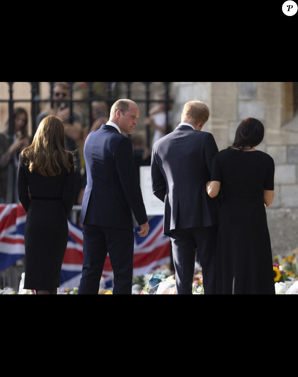 Le prince de Galles William, la princesse de Galles Kate Catherine Middleton, le prince Harry, duc de Sussex, Meghan Markle, duchesse de Sussex à la rencontre de la foule devant le château de Windsor, suite au décès de la reine Elisabeth II d'Angleterre. Le 10 septembre 2022.