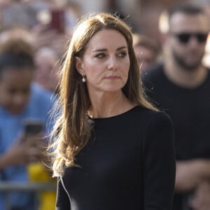 La princesse de Galles Kate Catherine Middleton à la rencontre de la foule devant le château de Windsor, suite au décès de la reine Elisabeth II d'Angleterre. Le 10 septembre 2022 