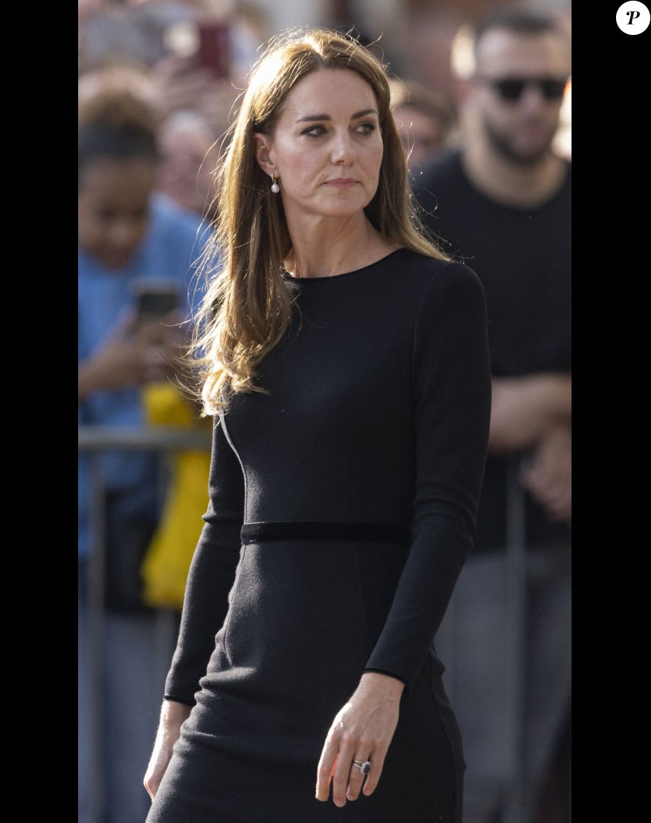 La princesse de Galles Kate Catherine Middleton à la rencontre de la foule devant le château de Windsor, suite au décès de la reine Elisabeth II d'Angleterre. Le 10 septembre 2022