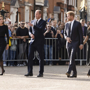 Le prince de Galles William, la princesse de Galles Kate Catherine Middleton, le prince Harry, duc de Sussex, Meghan Markle, duchesse de Sussex devant le château de Windsor, suite au décès de la reine Elisabeth II d'Angleterre. Le 10 septembre 2022