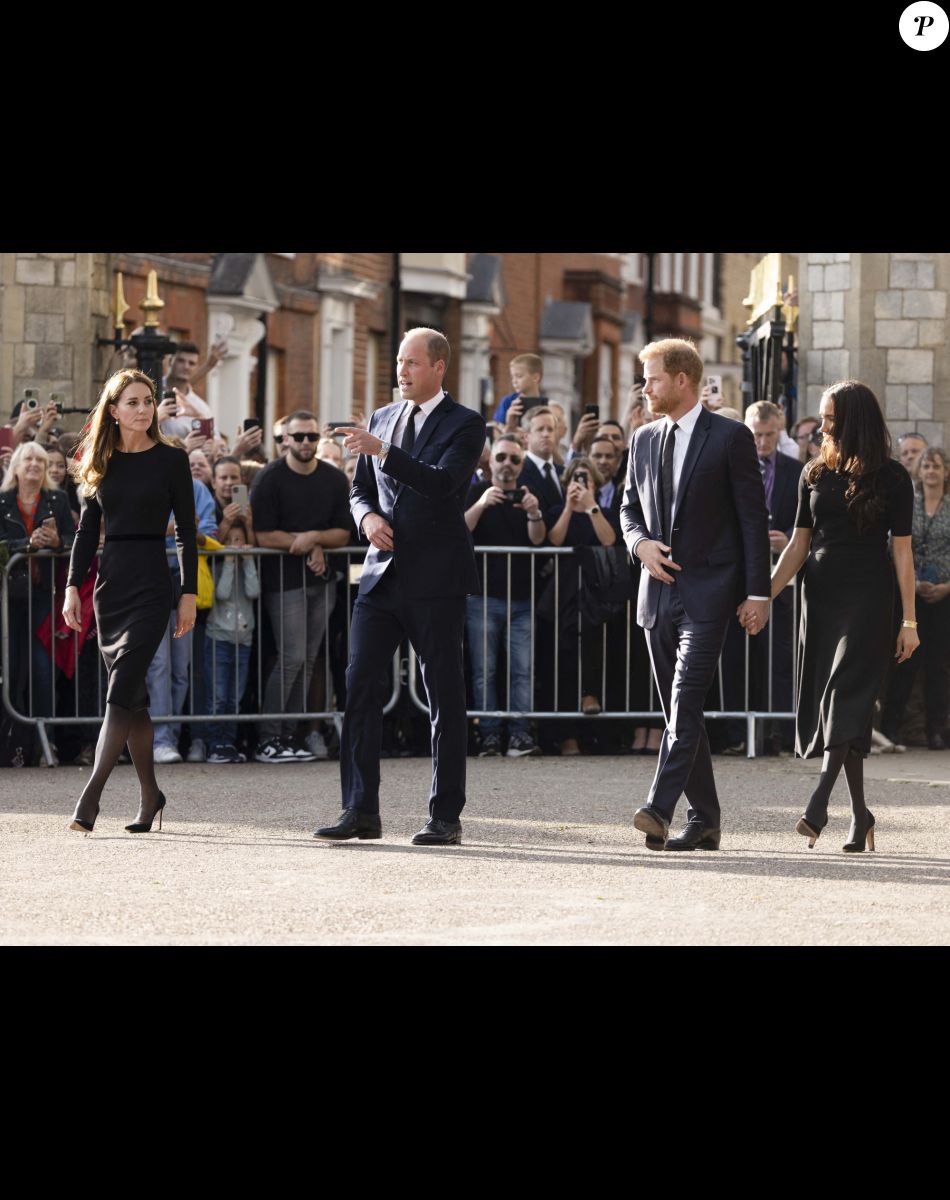 Le prince de Galles William, la princesse de Galles Kate Catherine Middleton, le prince Harry, duc de Sussex, Meghan Markle, duchesse de Sussex devant le château de Windsor, suite au décès de la reine Elisabeth II d'Angleterre. Le 10 septembre 2022
