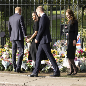 Le prince de Galles William, la princesse de Galles Kate Catherine Middleton, le prince Harry, duc de Sussex, Meghan Markle, duchesse de Sussex devant le château de Windsor, suite au décès de la reine Elisabeth II d'Angleterre. Le 10 septembre 2022