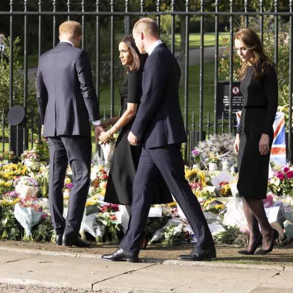 Le prince de Galles William, la princesse de Galles Kate Catherine Middleton, le prince Harry, duc de Sussex, Meghan Markle, duchesse de Sussex devant le château de Windsor, suite au décès de la reine Elisabeth II d'Angleterre. Le 10 septembre 2022