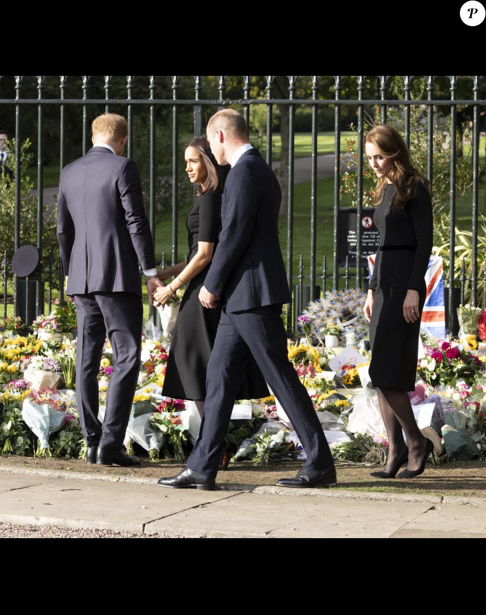 Le prince de Galles William, la princesse de Galles Kate Catherine Middleton, le prince Harry, duc de Sussex, Meghan Markle, duchesse de Sussex devant le château de Windsor, suite au décès de la reine Elisabeth II d'Angleterre. Le 10 septembre 2022
