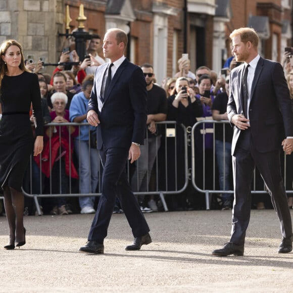 Le prince de Galles William, la princesse de Galles Kate Catherine Middleton, le prince Harry, duc de Sussex, Meghan Markle, duchesse de Sussex devant le château de Windsor, suite au décès de la reine Elisabeth II d'Angleterre. Le 10 septembre 2022