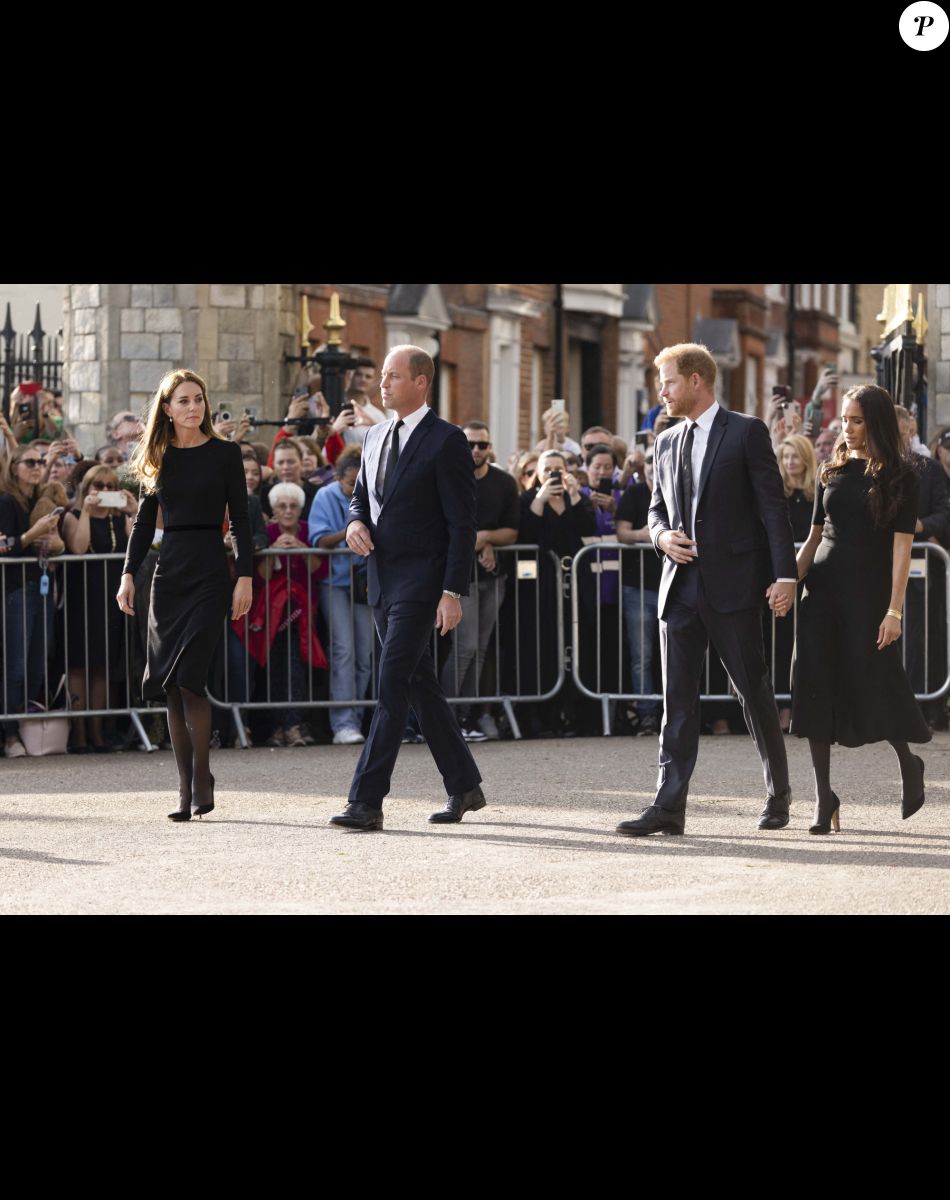 Le prince de Galles William, la princesse de Galles Kate Catherine Middleton, le prince Harry, duc de Sussex, Meghan Markle, duchesse de Sussex devant le château de Windsor, suite au décès de la reine Elisabeth II d'Angleterre. Le 10 septembre 2022