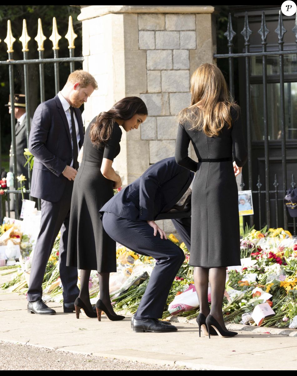 Le prince de Galles William, la princesse de Galles Kate Catherine Middleton, le prince Harry, duc de Sussex, Meghan Markle, duchesse de Sussex devant le château de Windsor, suite au décès de la reine Elisabeth II d'Angleterre. Le 10 septembre 2022
