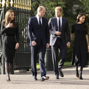 Le prince de Galles William, la princesse de Galles Kate Catherine Middleton, le prince Harry, duc de Sussex, Meghan Markle, duchesse de Sussex devant le château de Windsor, suite au décès de la reine Elisabeth II d'Angleterre. Le 10 septembre 2022