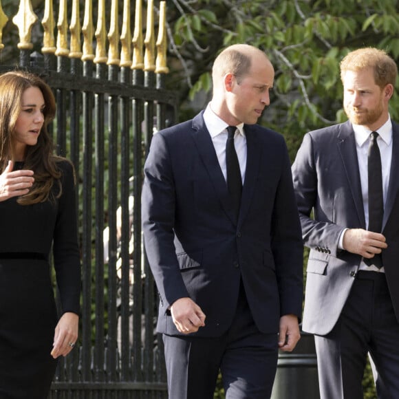 Le prince de Galles William, la princesse de Galles Kate Catherine Middleton, le prince Harry, duc de Sussex, Meghan Markle, duchesse de Sussex devant le château de Windsor, suite au décès de la reine Elisabeth II d'Angleterre. Le 10 septembre 2022