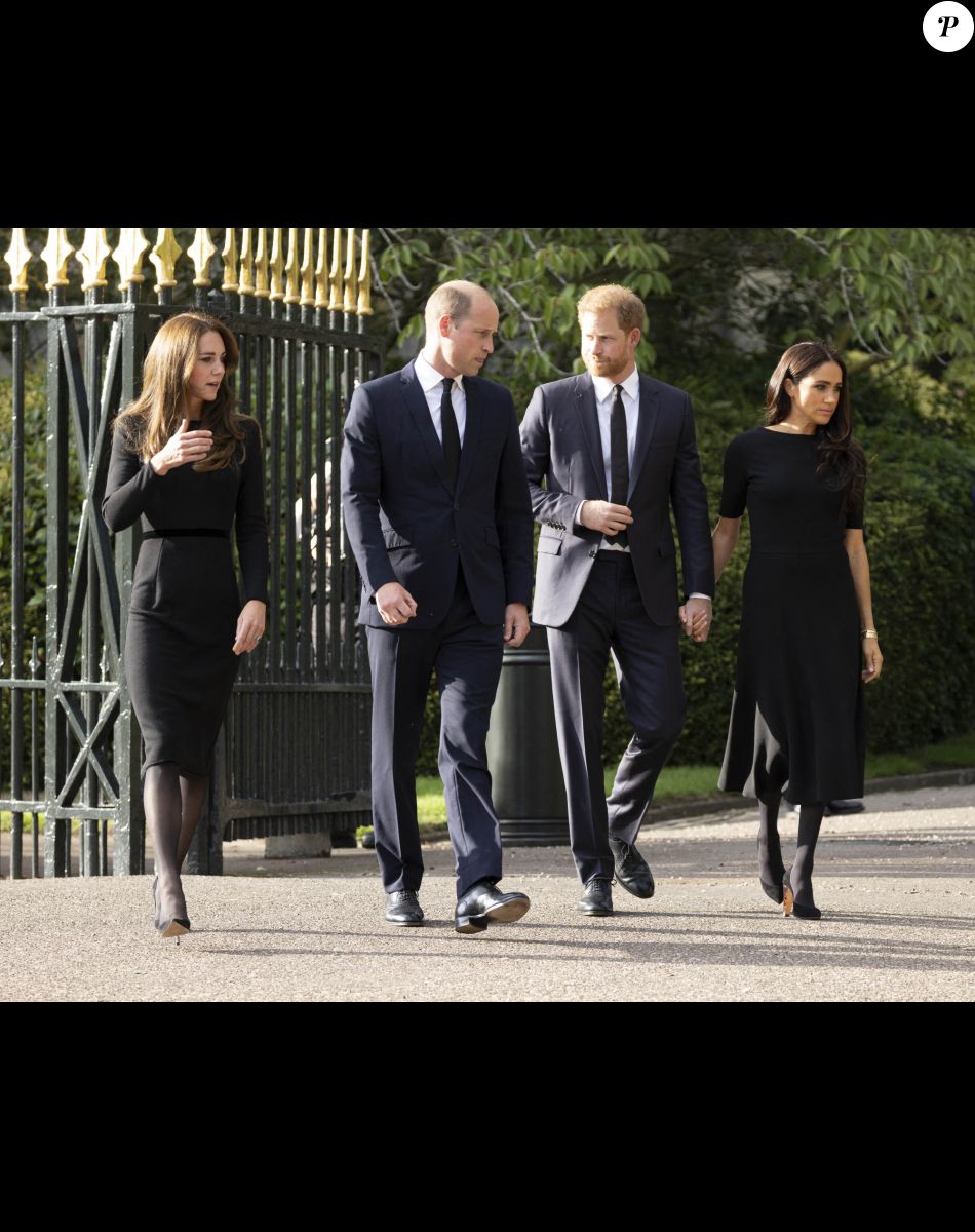 Le prince de Galles William, la princesse de Galles Kate Catherine Middleton, le prince Harry, duc de Sussex, Meghan Markle, duchesse de Sussex devant le château de Windsor, suite au décès de la reine Elisabeth II d'Angleterre. Le 10 septembre 2022