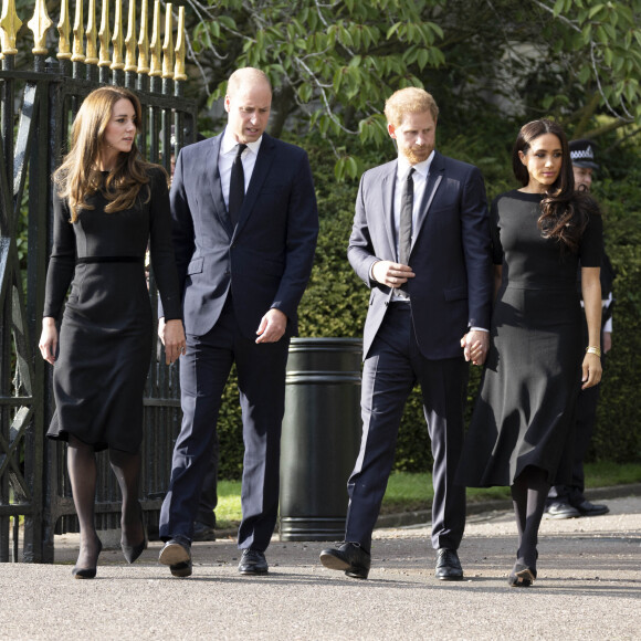 Le prince de Galles William, la princesse de Galles Kate Catherine Middleton, le prince Harry, duc de Sussex, Meghan Markle, duchesse de Sussex devant le château de Windsor, suite au décès de la reine Elisabeth II d'Angleterre. Le 10 septembre 2022