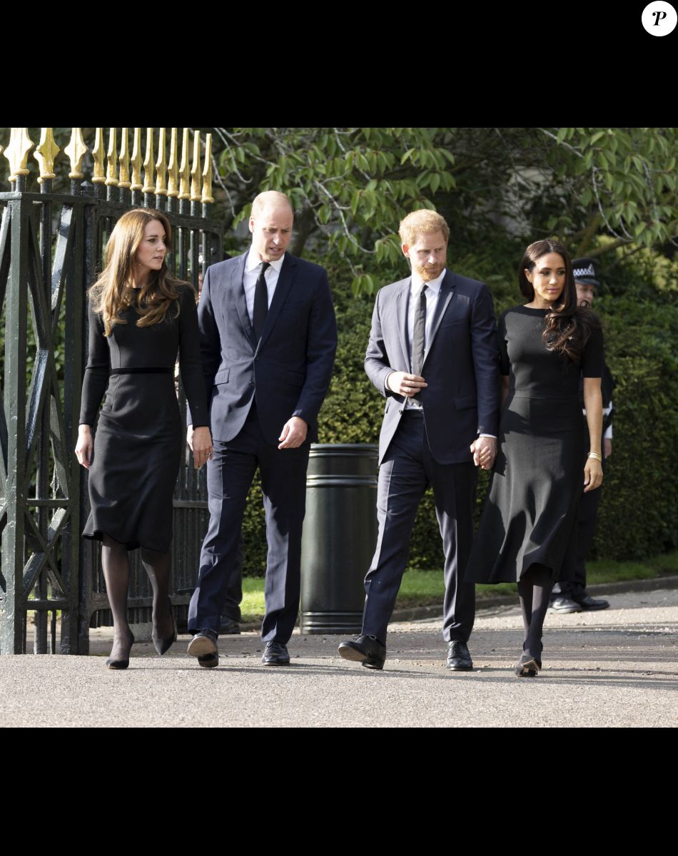 Le prince de Galles William, la princesse de Galles Kate Catherine Middleton, le prince Harry, duc de Sussex, Meghan Markle, duchesse de Sussex devant le château de Windsor, suite au décès de la reine Elisabeth II d'Angleterre. Le 10 septembre 2022