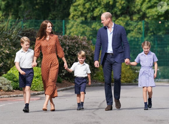Le prince William, duc de Cambridge et Catherine Kate Middleton, duchesse de Cambridge accompagnent leurs enfants George, Charlotte et Louis à l'école Lambrook le 7 septembre 2022. 
