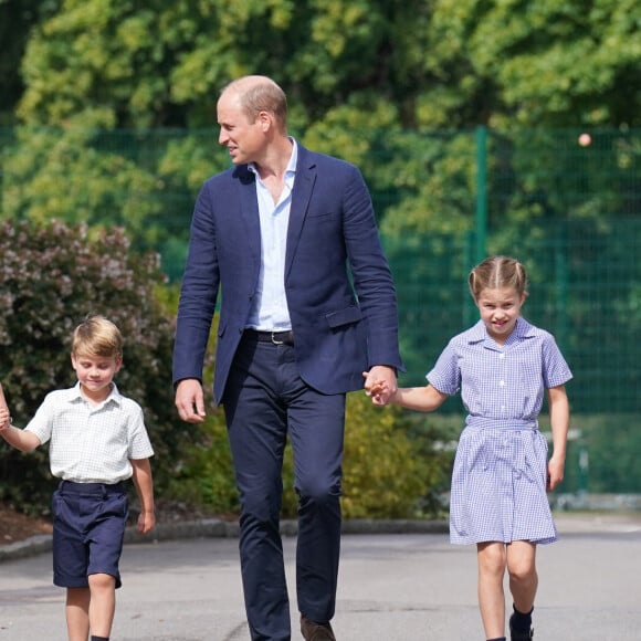 Le prince William, duc de Cambridge et Catherine Kate Middleton, duchesse de Cambridge accompagnent leurs enfants George, Charlotte et Louis à l'école Lambrook le 7 septembre 2022. 