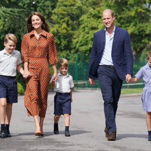 Le prince William, duc de Cambridge et Catherine Kate Middleton, duchesse de Cambridge accompagnent leurs enfants George, Charlotte et Louis à l'école Lambrook le 7 septembre 2022. 