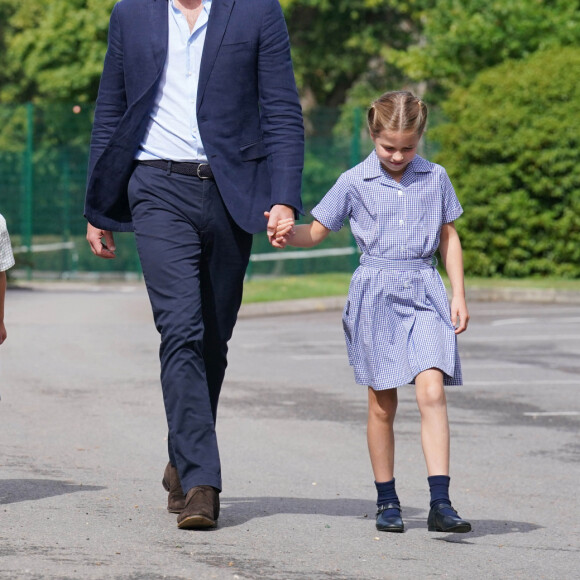 Le prince William, duc de Cambridge et Catherine Kate Middleton, duchesse de Cambridge accompagnent leurs enfants George, Charlotte et Louis à l'école Lambrook le 7 septembre 2022. 