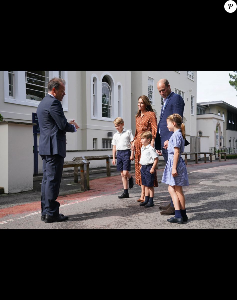 Le prince William, duc de Cambridge et Catherine Kate Middleton, duchesse de Cambridge accompagnent leurs enfants George, Charlotte et Louis à l'école Lambrook le 7 septembre 2022.
