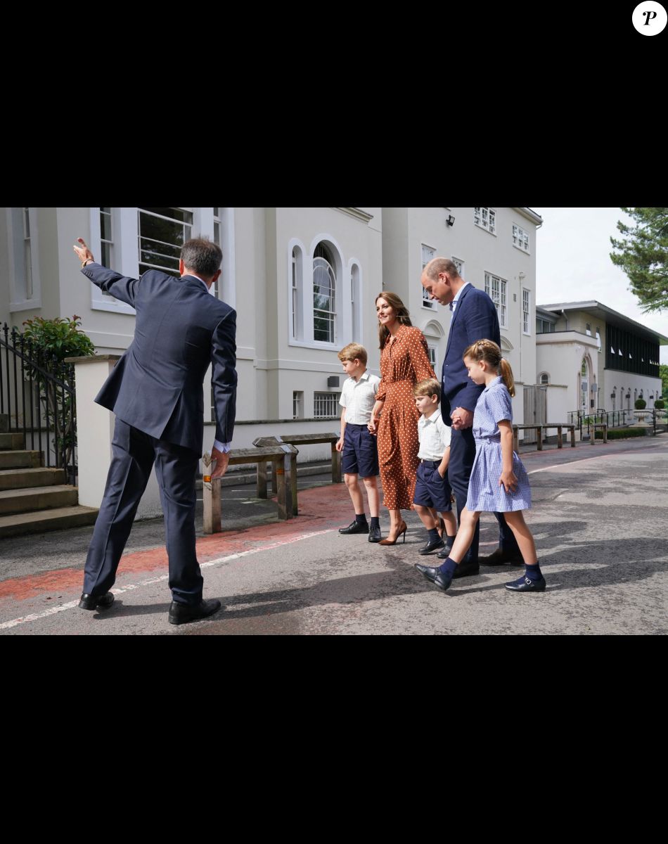 Le prince William, duc de Cambridge et Catherine Kate Middleton, duchesse de Cambridge accompagnent leurs enfants George, Charlotte et Louis à l'école Lambrook le 7 septembre 2022.