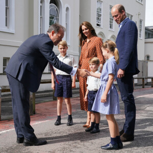 Le prince William, duc de Cambridge et Catherine Kate Middleton, duchesse de Cambridge accompagnent leurs enfants George, Charlotte et Louis à l'école Lambrook. 