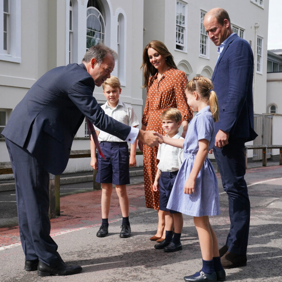 Le prince William, duc de Cambridge et Catherine Kate Middleton, duchesse de Cambridge accompagnent leurs enfants George, Charlotte et Louis à l'école Lambrook. 