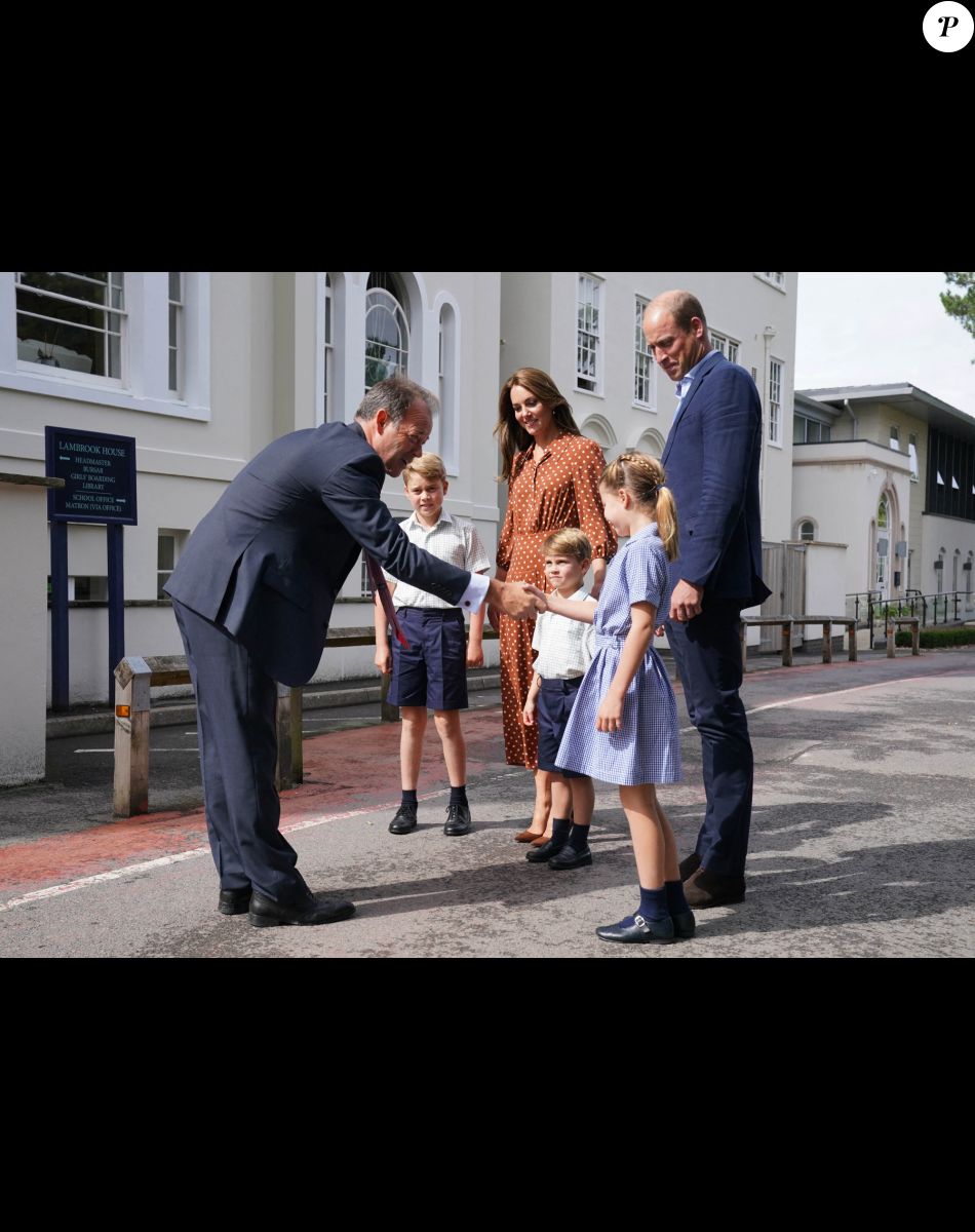 Le prince William, duc de Cambridge et Catherine Kate Middleton, duchesse de Cambridge accompagnent leurs enfants George, Charlotte et Louis à l'école Lambrook.