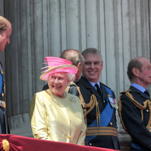 La comtesse Sophie de Wessex, le prince Edward, le prince William, duc de Cambridge, la reine Elisabeth II, le prince Philip, duc d'Edimbourg et le prince Andrew, duc d'York - La famille royale d'Angleterre assiste à la parade de la Royale Air Force pour le 75ème anniversaire de la bataille d'Angleterre à Londres le 10 juillet 2015. 