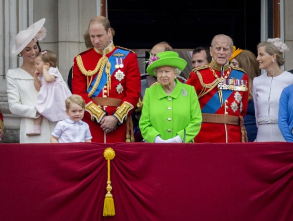Kate Catherine Middleton, duchesse de Cambridge, la princesse Charlotte, le prince George, le prince William, la reine Elisabeth II d'Angleterre, le prince Philip, duc d'Edimbourg, la comtesse Sophie de Wessex - La famille royale d'Angleterre au balcon du palais de Buckingham lors de la parade "Trooping The Colour" à l'occasion du 90ème anniversaire de la reine. Le 11 juin 2016 