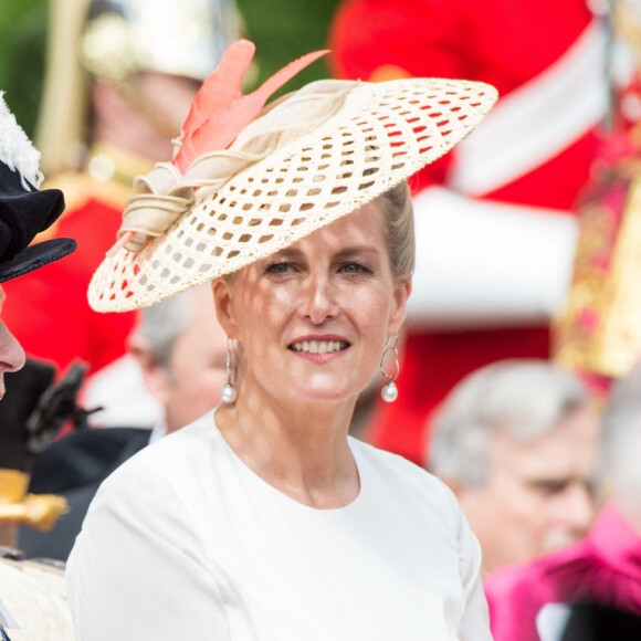 La princesse Anne, Sophie Rhys-Jones, comtesse de Wessex, lors de la cérémonie annuelle de l'Ordre de la Jarretière (Garter Service) au château de Windsor. Le très noble ordre de la Jarretière (Most Noble Order of the Garter) est le plus élevé des ordres de chevalerie britanniques créé par le roi Edouard III. L'ordre inclut aussi des membres supplémentaires de la famille royale ou des souverains étrangers, appelés "chevaliers et dames surnuméraires". Cette année, la reine Elizabeth II d'Angleterre a installé deux nouveaux chevaliers dans l'Ordre de la Jarretière, le roi Felipe VI d'Espagne et le roi Willem-Alexander des Pays-Bas. Windsor, le 17 juin 2019. 