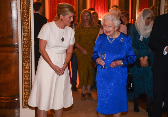 La reine Elisabeth II d'Angleterre avec Sophie, la comtesse de Wessex, lors de la réception de la fondation "The Queen Elizabeth Diamond Jubilee Trust" au palais de Buckingham à Londres, le 29 octobre 2019. 