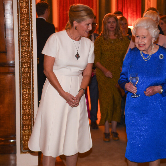 La reine Elisabeth II d'Angleterre avec Sophie, la comtesse de Wessex, lors de la réception de la fondation "The Queen Elizabeth Diamond Jubilee Trust" au palais de Buckingham à Londres, le 29 octobre 2019. 