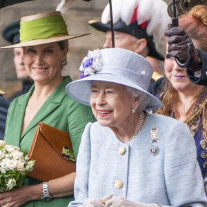 La reine Elisabeth II d'Angleterre, accompagnée du prince Edward, comte de Wessex et Sophie Rhys-Jones, comtesse de Wessex, assiste à la cérémonie des clés sur le parvis du palais de Holyroodhouse à Édimbourg, Royaume Uni, le 27 juin 2022, dans le cadre de son traditionnel voyage en Écosse pour la semaine de Holyrood. 