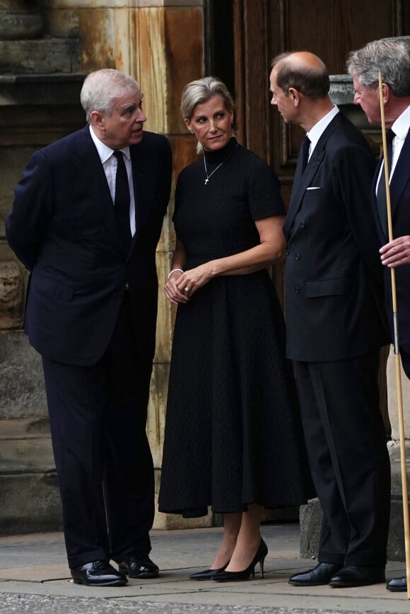 Le prince Andrew, duc d'York, la comtesse Sophie de Wessex, le prince Edward, comte de Wessex - La famille royale d'Angleterre à l'arrivée du cercueil de la reine Elisabeth II d'Angleterre au palais Holyroodhouse à Edimbourg. Le 11 septembre 2022 