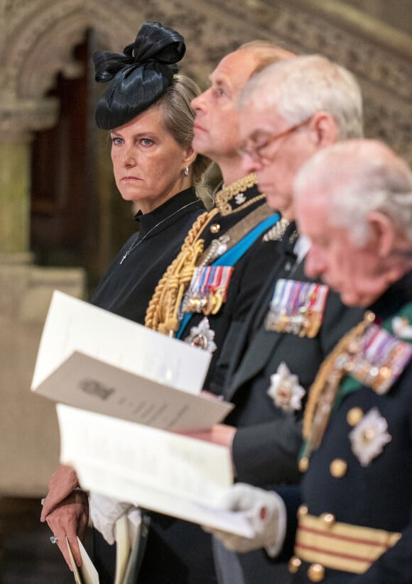 Le roi Charles III d'Angleterre, le prince Andrew, duc d'York, Sophie Rhys-Jones, duchesse de Wessex, le prince Edward, comte de Wessex - Prière pour le décès de la reine Elisabeth II en la cathédrale St Giles d'Édimbourg.