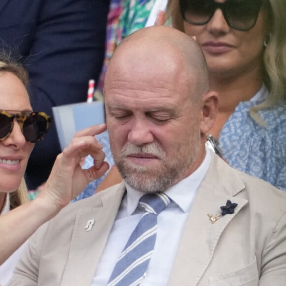 Zara Phillips et Mike Tindall assistent au tournoi de tennis de Wimbledon (27 juin - 11 juillet 2022) à Londres, le 28 juin 2022. Dans les tribunes, Zara Phillips se montrait très tendre envers son mari. 